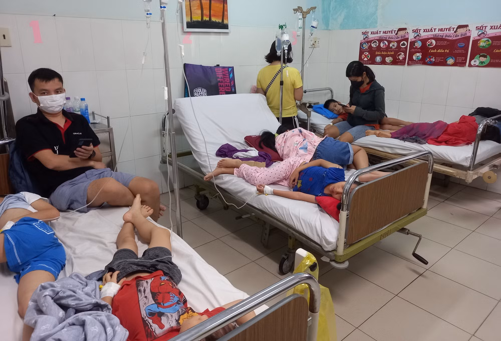 Đoàn bác sĩ, chuyên gia của Bộ Y tế đến Khánh Hòa hỗ trợ điều trị học sinh ngộ độc thực phẩm -0