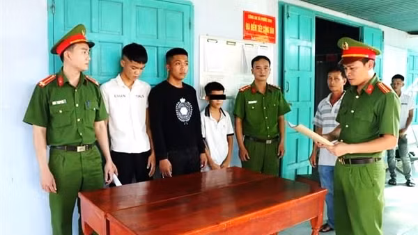 Rủ bạn mang dao trả thù, hai đối tượng bị khởi tố