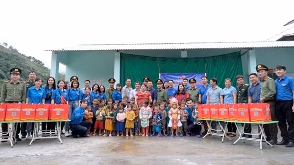 Khánh thành điểm trường và trao quà cho học sinh dân tộc thiểu số tỉnh Hà Giang