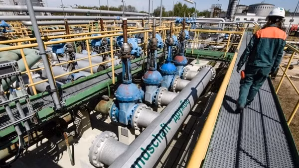 Ukraine tính tăng phí trung chuyển dầu Nga sang châu Âu