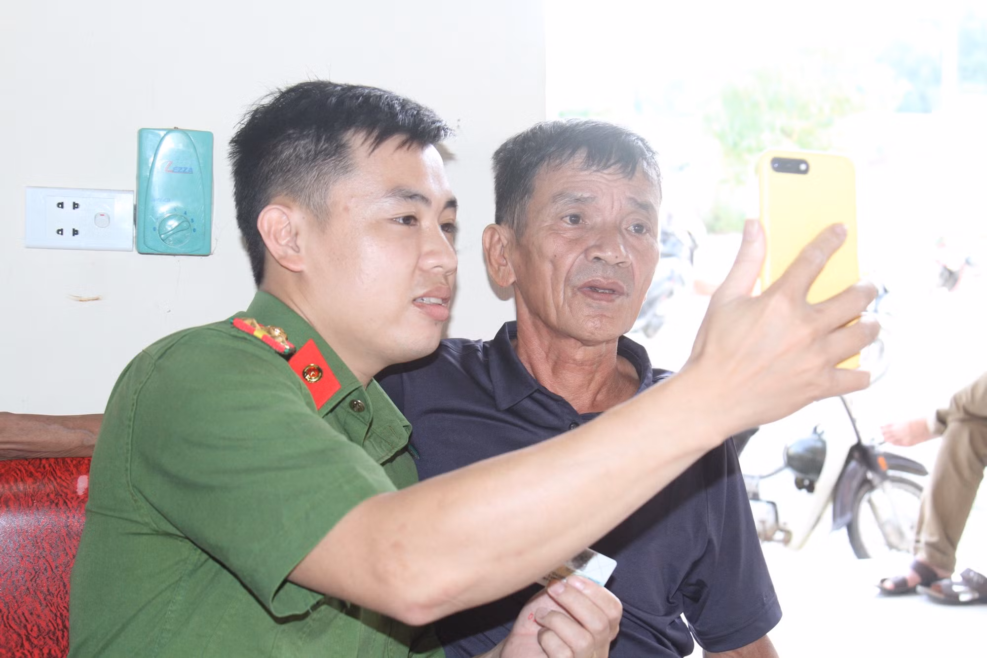 Đến tận nhà hướng dẫn người dân cài đặt định danh điện tử -0
