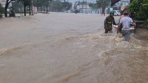 Nước dâng bất ngờ, Công an, Quân đội rốt ráo giúp dân sơ tán