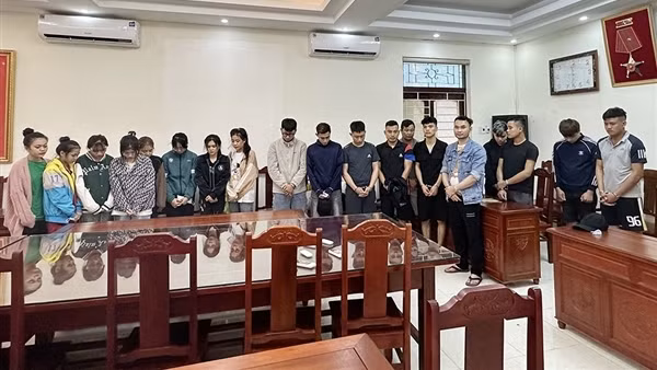 Bắt nhóm bay lắc, thu giữ 29 bình khí và hàng nghìn quả bóng cười
