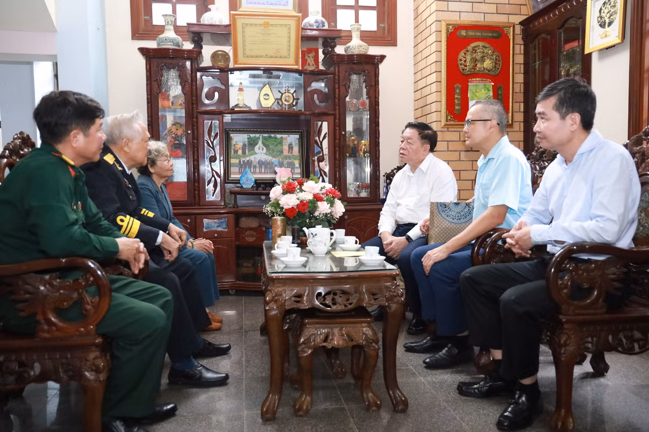 Trưởng Ban Tuyên giáo Trung ương thăm các nhân chứng lịch sử bến Tàu Không số Vũng Rô -0