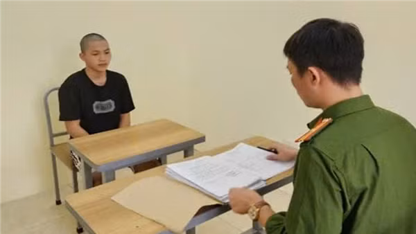 Kẹp 3 không đội mũ bảo hiểm, tông CSGT rồi bỏ chạy
