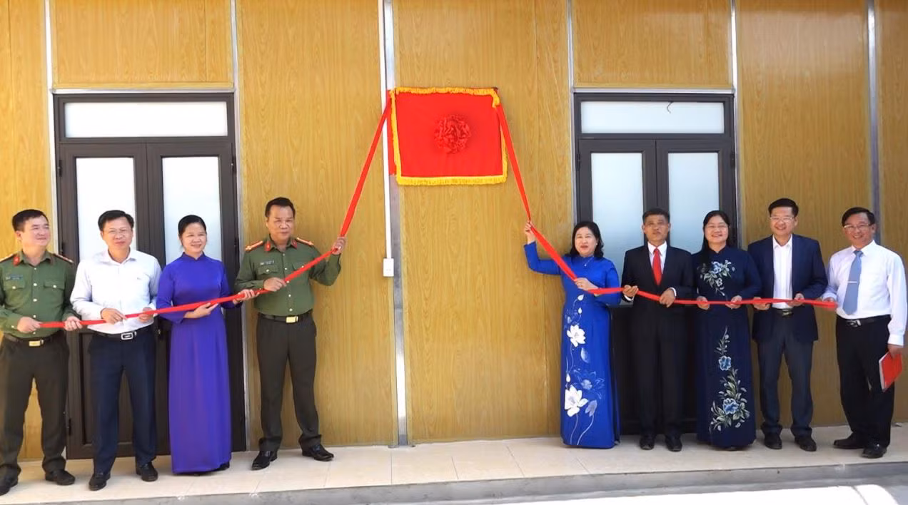 Công an tỉnh Bắc Kạn bàn giao Nhà ở công vụ cho Trường THCS & THPT Bình Trung -0