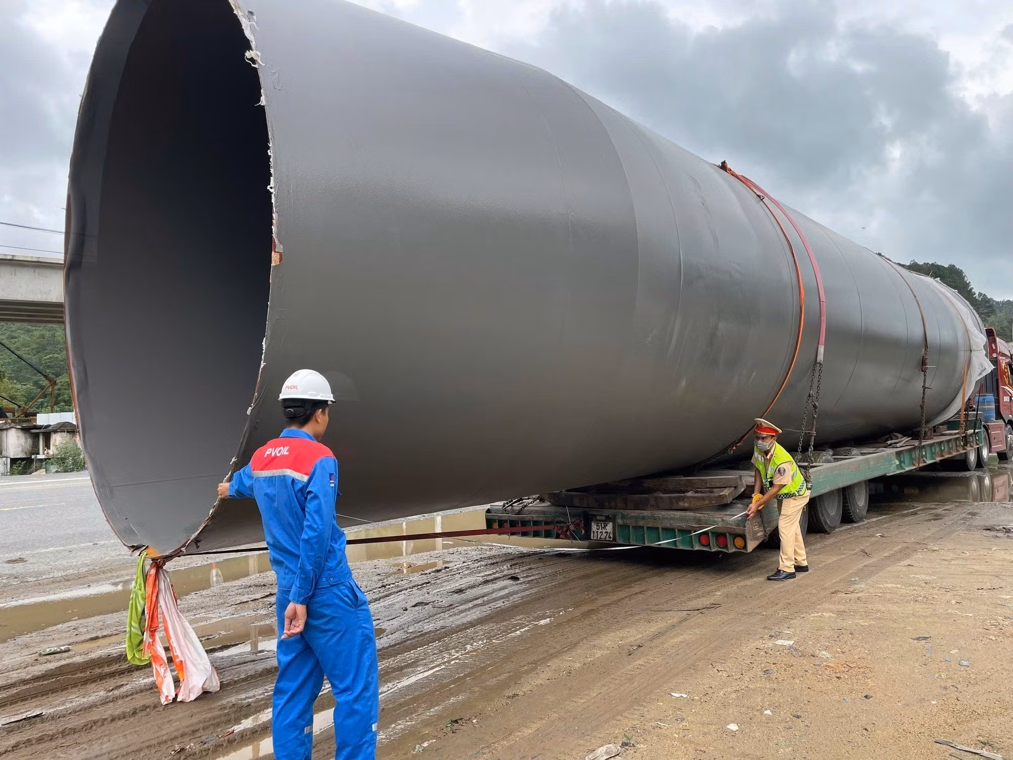 Chở hàng siêu khủng vào đường cấm lưu thông, chủ xe nhận phạt hơn 140 triệu -1