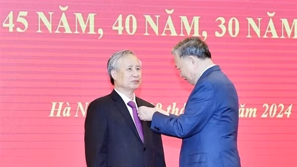 Tổng Bí thư Tô Lâm trao Huy hiệu 45 năm tuổi đảng tặng đồng chí Trần Quốc Vượng