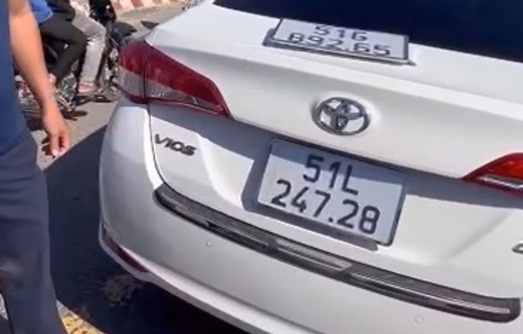 Dùng xe ô tô gắn biển số giả để vận chuyển 3.300 gói thuốc lá ngoại nhập lậu -0