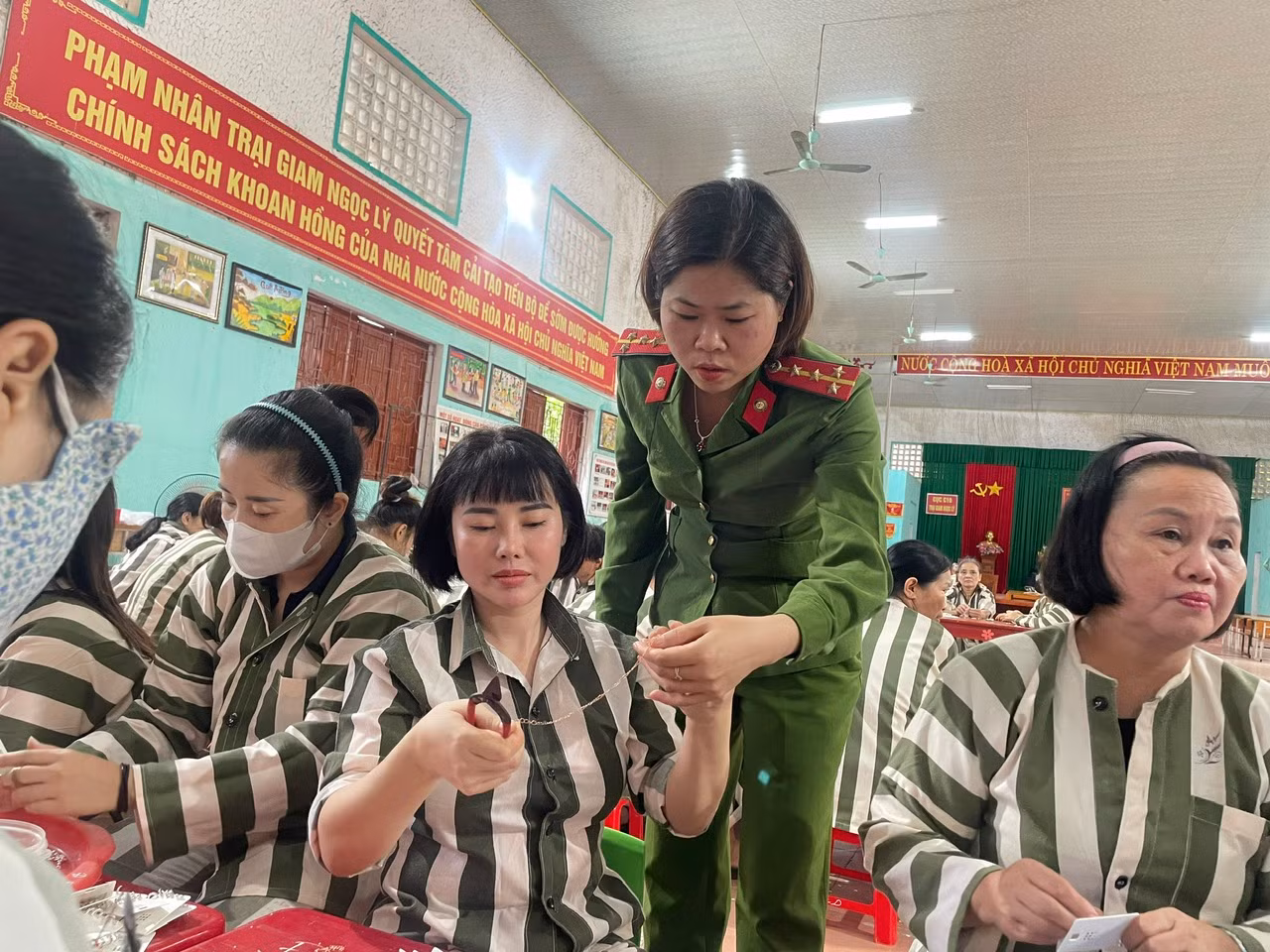 Những người thầy mang sắc phục trong môi trường đặc biệt -0