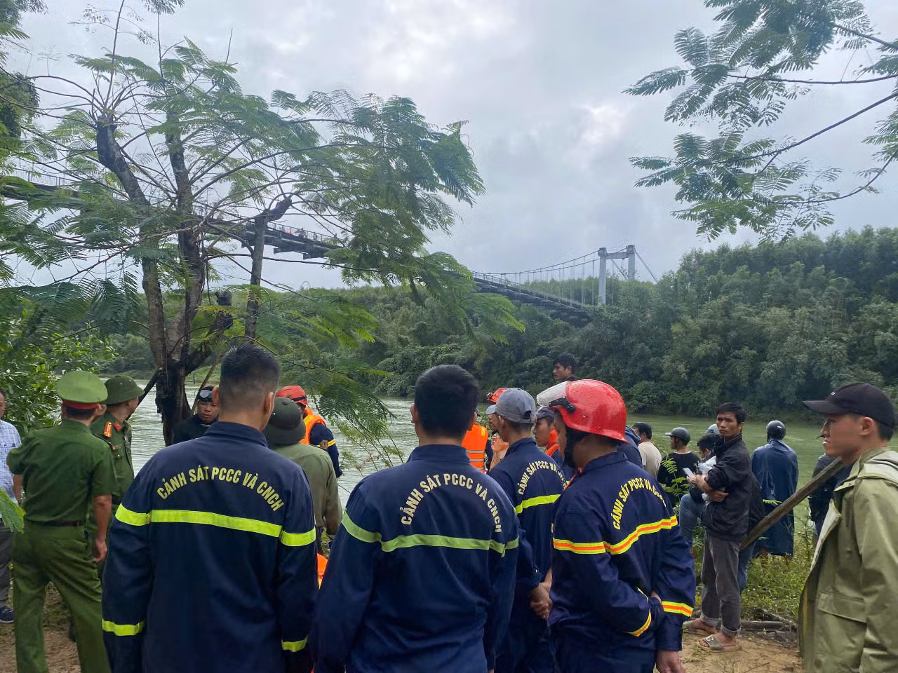 Đẩy nhanh tiến độ tìm kiếm 2 người mất tích khi xe chở rác lao khỏi cầu treo rơi xuống sông -0