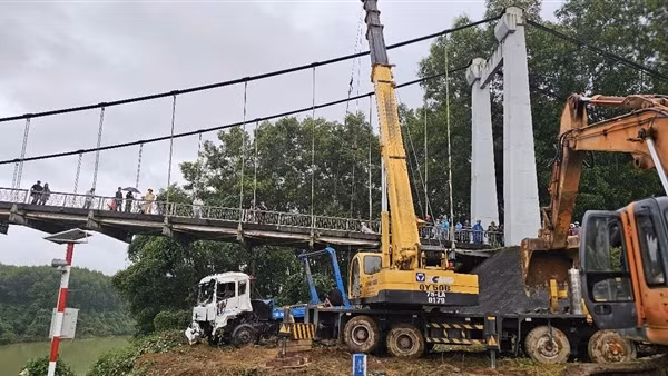 Trục vớt xe chở rác rơi xuống sông Hương, chưa tìm thấy 2 người gặp nạn