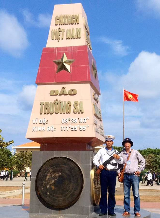 ảnh nhà thơ nguyễn việt chiến đi thực tế sáng tác ở quần đảo trường sa.jpg -0