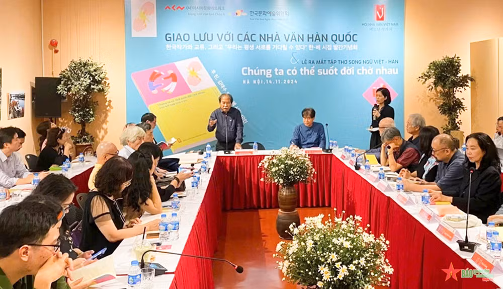 sự kiện ra mắt tập thơ song ngữ việt nam - hàn quốc _chúng ta có thể suốt đời chờ nhau_ thu hút sự quan tâm của các nhà thơ, nhà văn hai nước..jpg -0