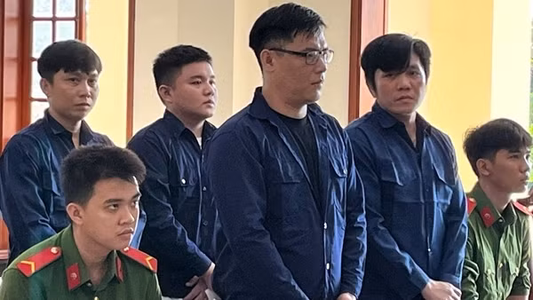 Lãnh án vì mua bán trẻ em dưới 16 tuổi để buộc làm tiếp viên karaoke