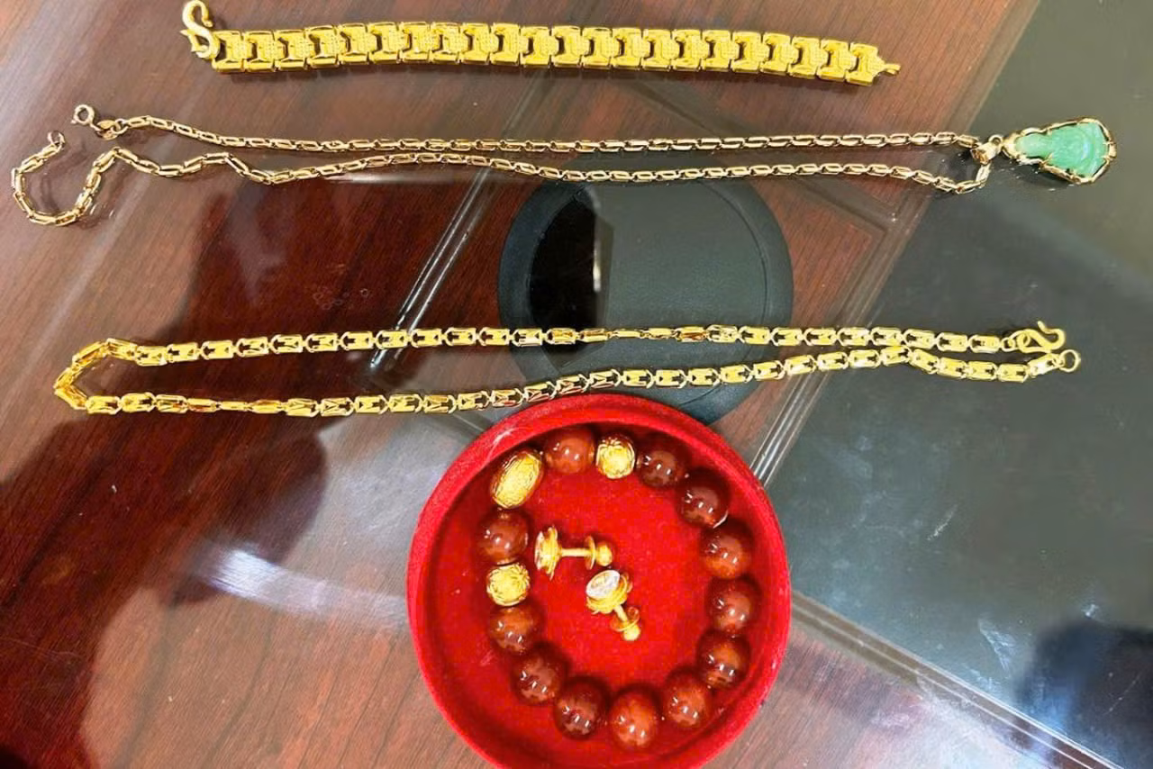 Công an phường phối hợp ngăn chặn cụ bà mang bán vàng để 