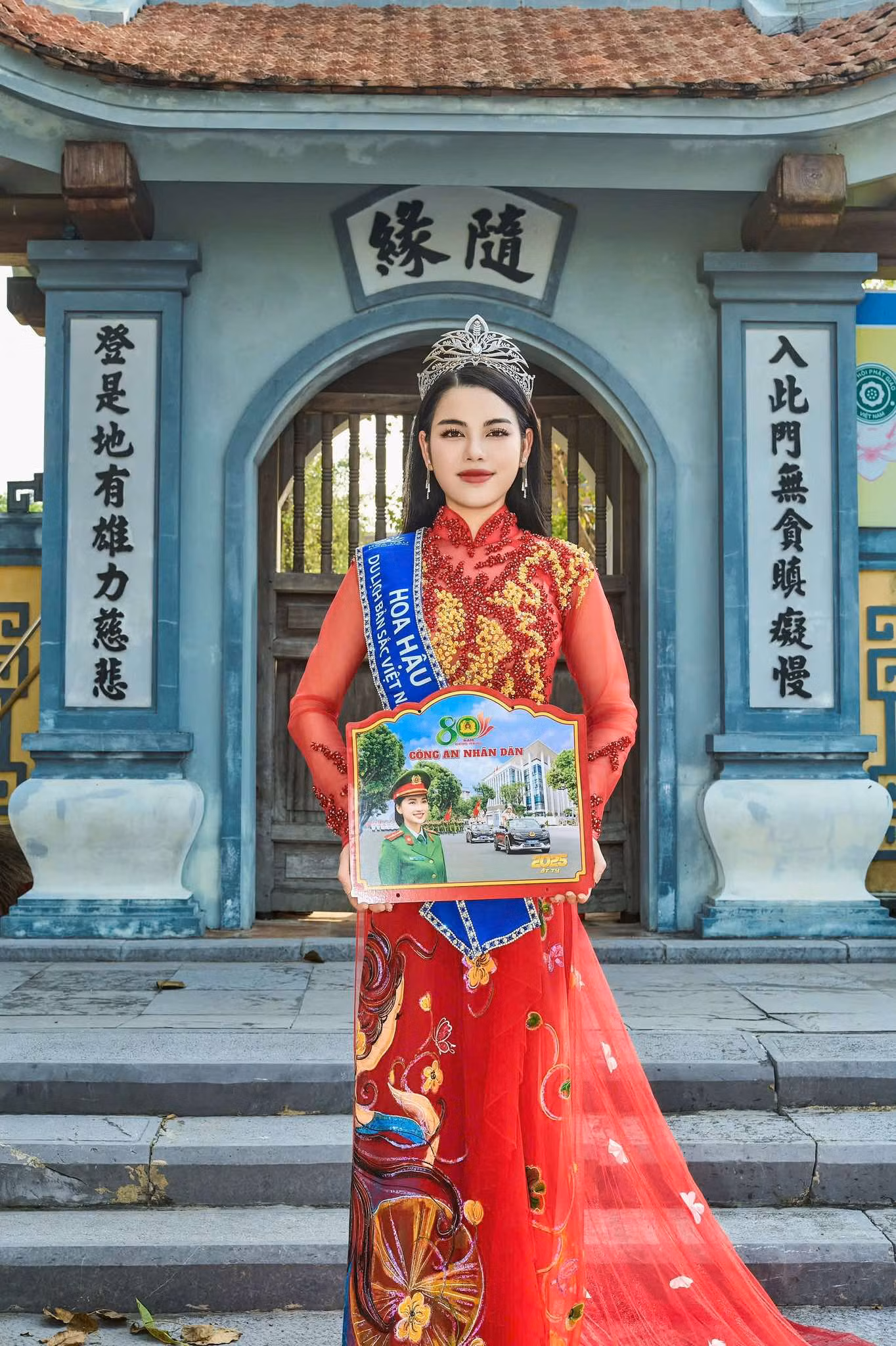 Hoa hậu Du lịch Bản sắc Việt Nam 2024 rạng ngời trong bộ ảnh lịch năm của Nhà xuất bản CAND -0
