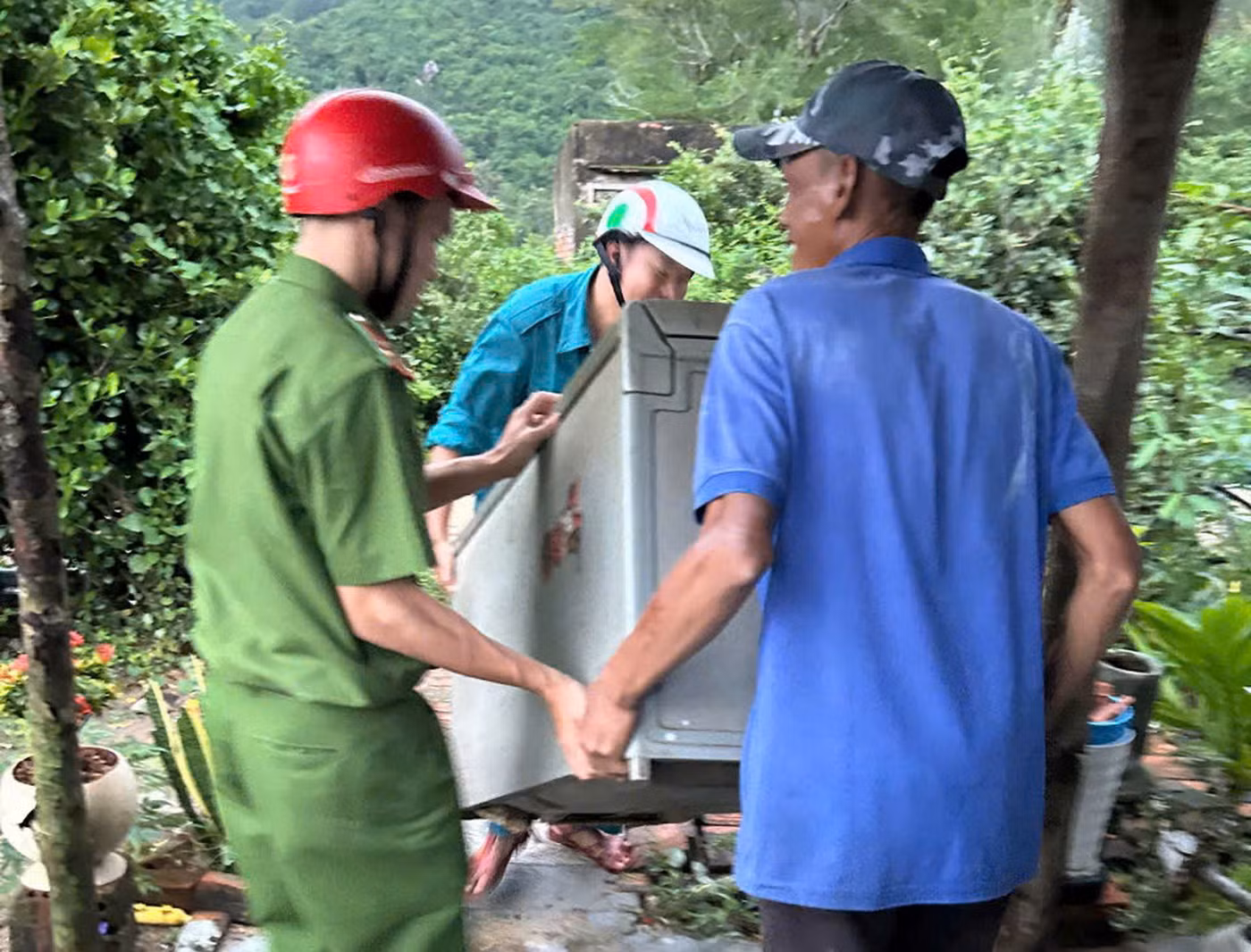  Công an thị xã Đông Hòa giúp dân khắc phục hậu quả lốc xoáy -0