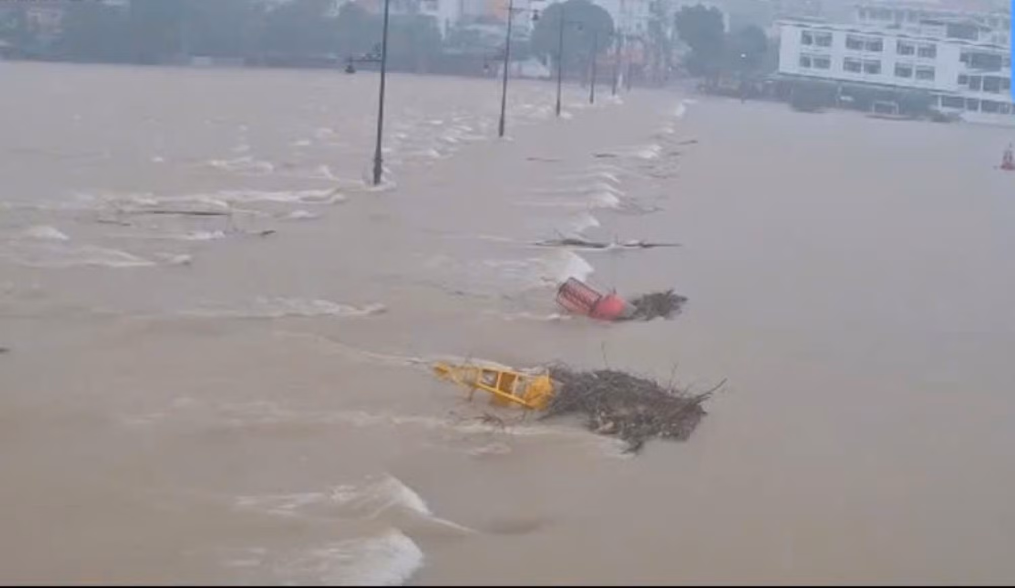 Mưa lớn, thủy điện ở Huế tăng cường xả lũ, học sinh toàn tỉnh nghỉ học -0