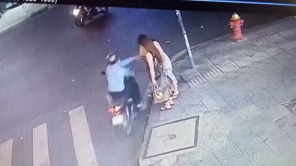 Truy tìm đối tượng cướp giật điện thoại của cô gái người Hàn Quốc