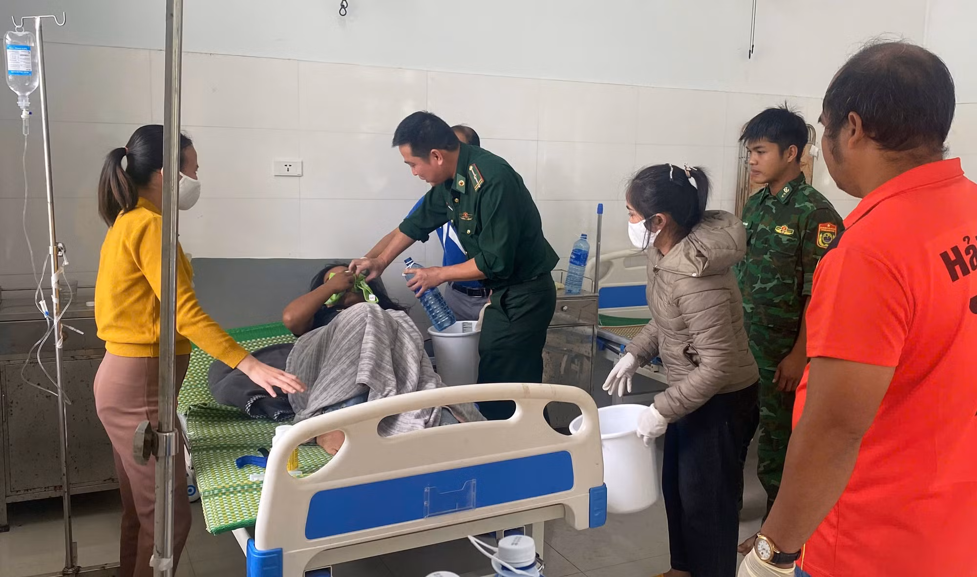 Cứu sống 8 người ngộ độc nấm rừng và 1 phụ nữ ăn lá ngón tự tử -0