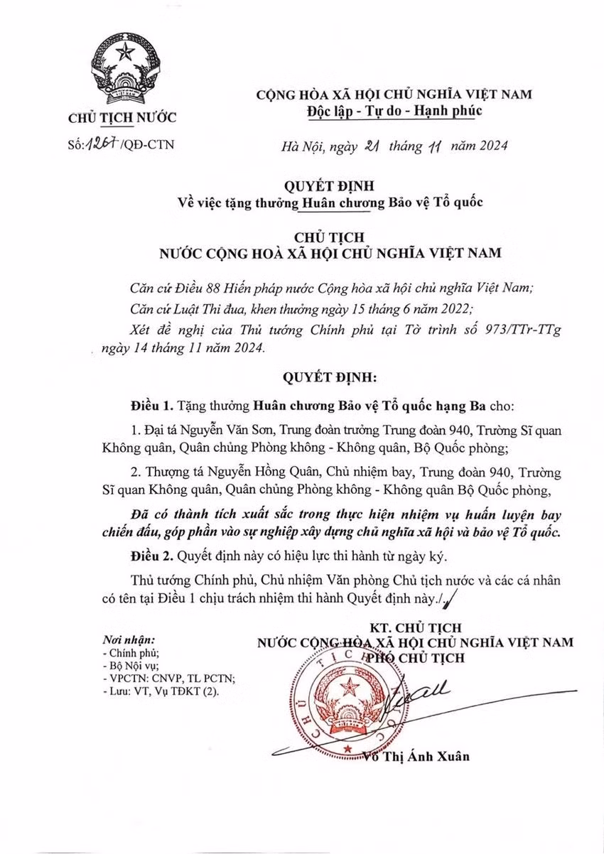 Chủ tịch nước tặng Huân chương Bảo vệ Tổ quốc cho 2 phi công -0