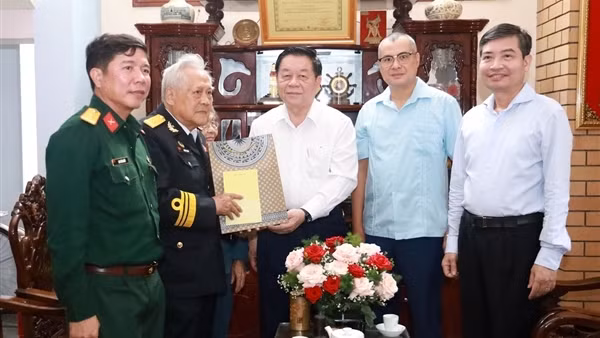 Trưởng Ban Tuyên giáo Trung ương thăm các nhân chứng lịch sử bến Tàu Không số Vũng Rô