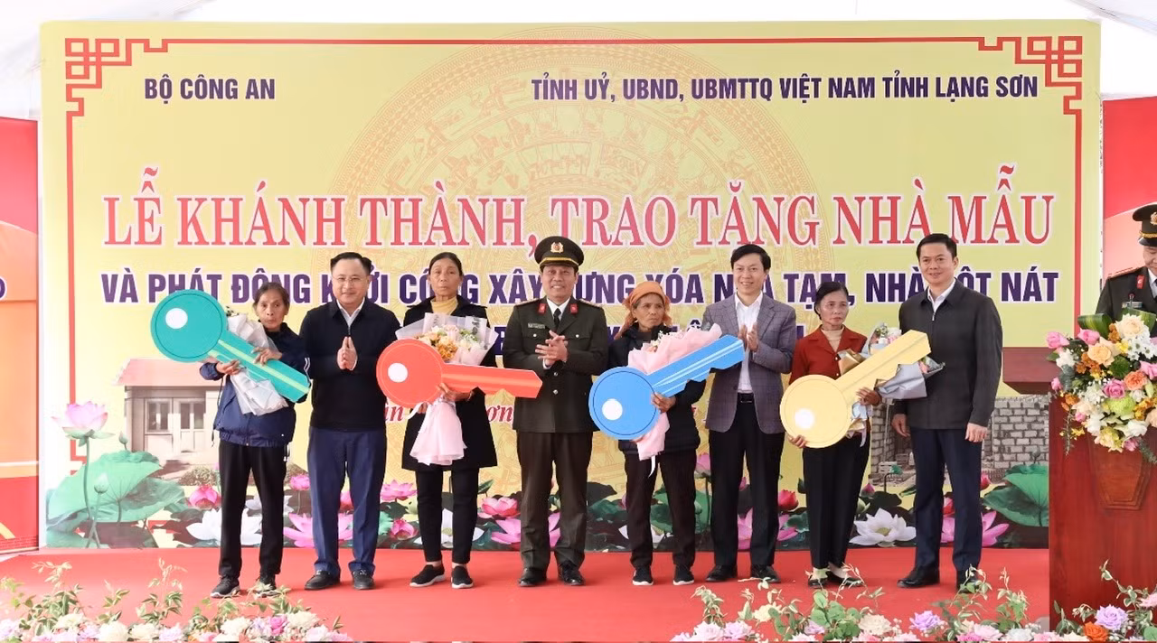 Bộ Công an trao tặng nhà mẫu và phát động khởi công xây dựng xóa nhà tạm, nhà dột nát trên địa bàn tỉnh Lạng Sơn -0