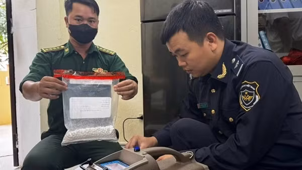 Phát hiện “bọc lạ” khi đi nhặt ve chai ven biển