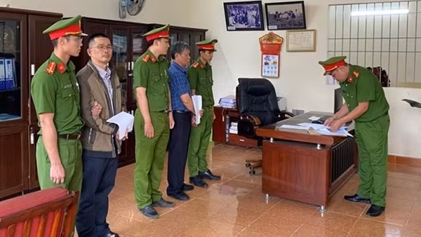 Bắt Giám đốc và Phó Giám đốc Công ty Chè Minh Rồng