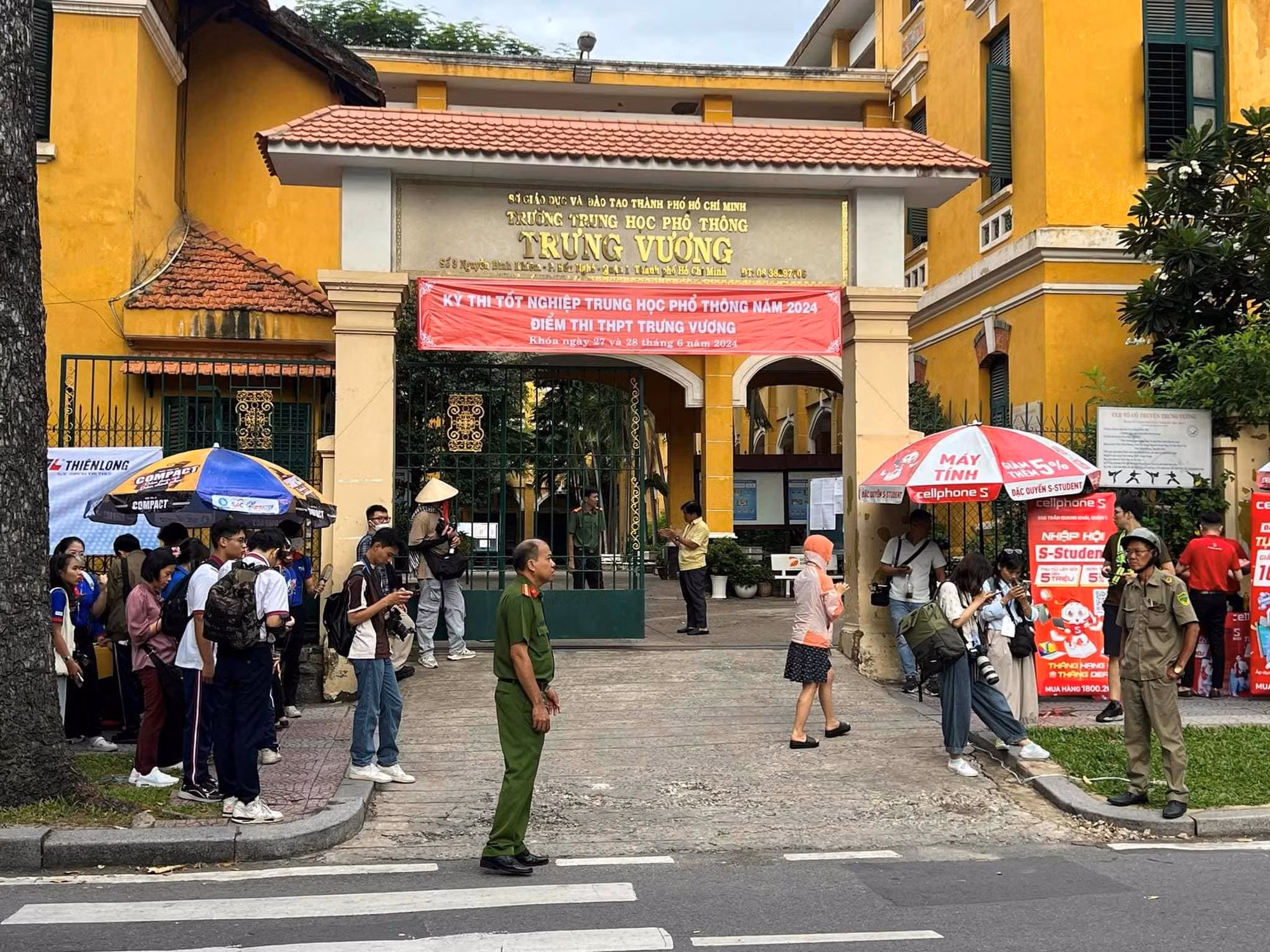 Xác minh nam sinh lớp 11 nghi ngã từ tầng 4 xuống đất tử vong -0