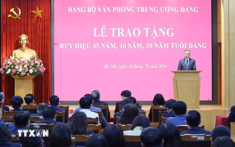 Tổng Bí thư Tô Lâm trao Huy hiệu 45 năm tuổi đảng tặng đồng chí Trần Quốc Vượng -0