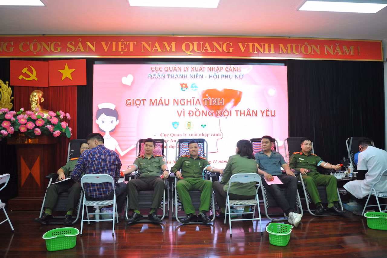 Hơn 100 CBCS đăng ký hiến máu tình nguyện 