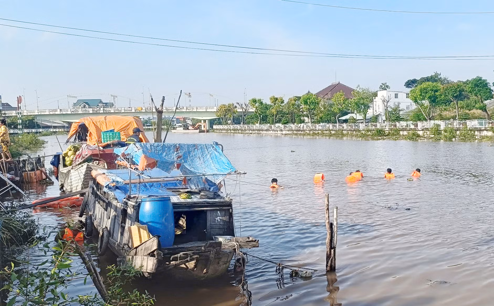 Nhặt quần áo rơi, người đàn ông khuyết tật té sông tử vong -0