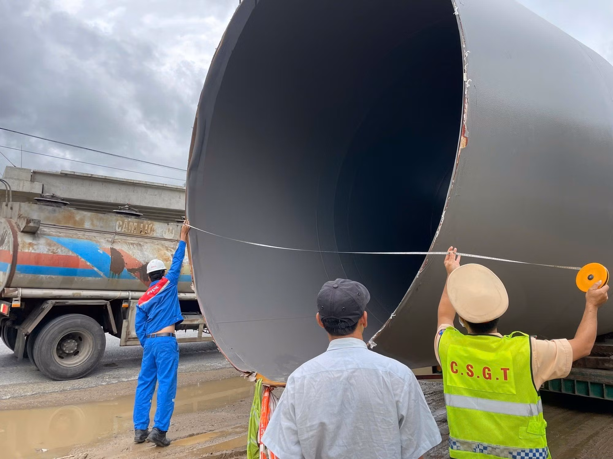 Chở hàng siêu khủng vào đường cấm lưu thông, chủ xe nhận phạt hơn 140 triệu -0