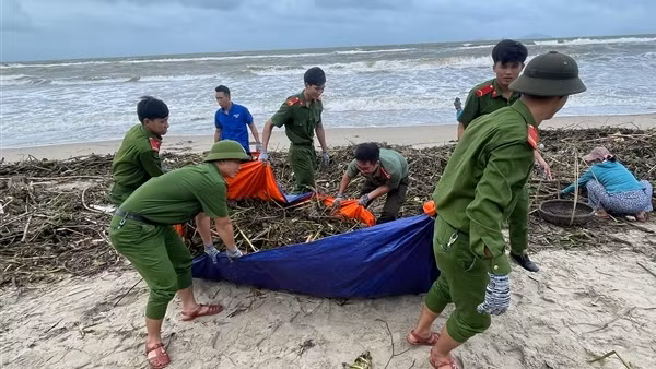 Công an giúp dân dọn hàng tấn rác "tấn công" bãi biển Hội An