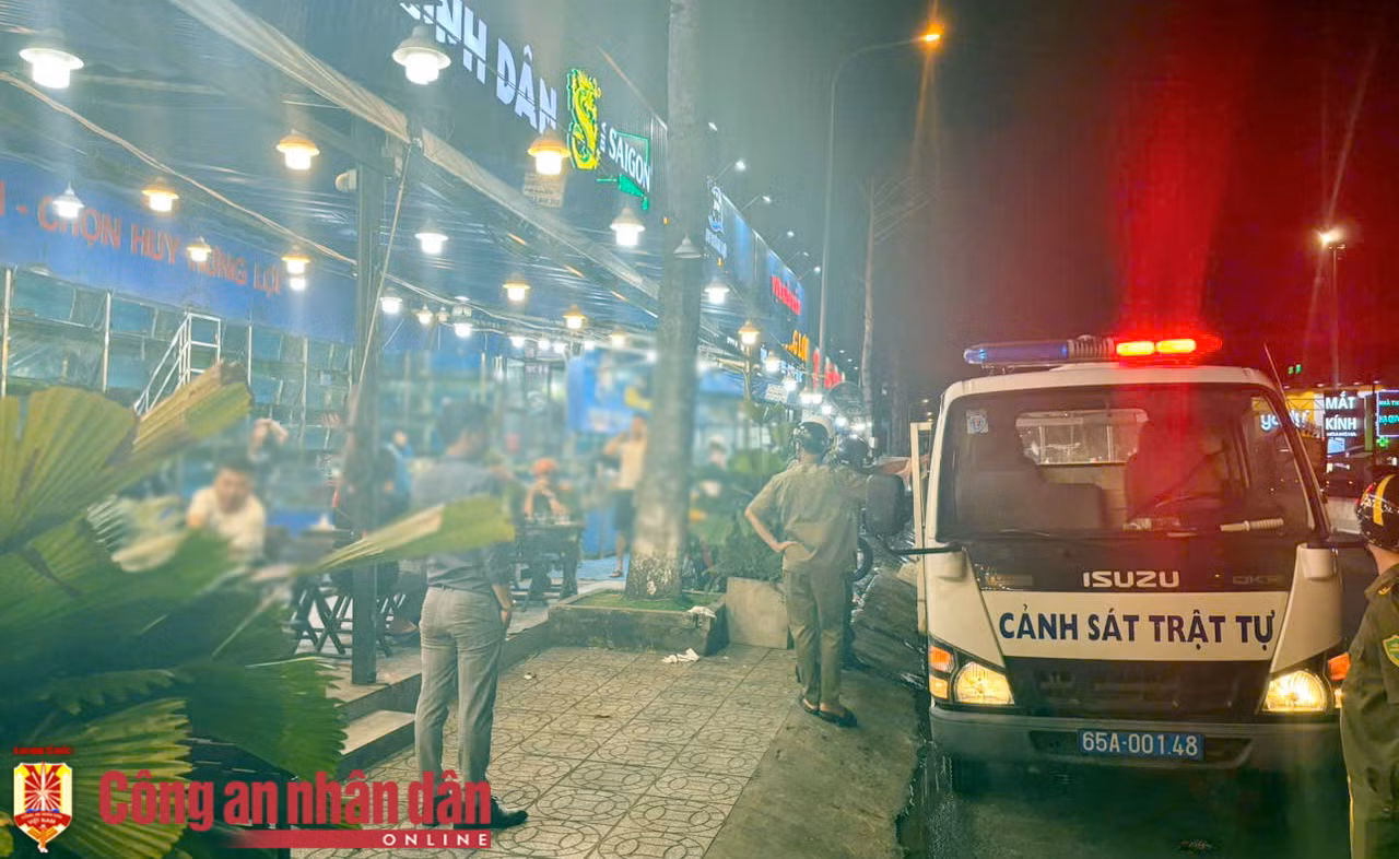 Lập biên bản vi phạm đối với 2 cơ sở kinh doanh hải sản lấn chiếm vỉa hè, lòng lề đường ở Cần Thơ -0