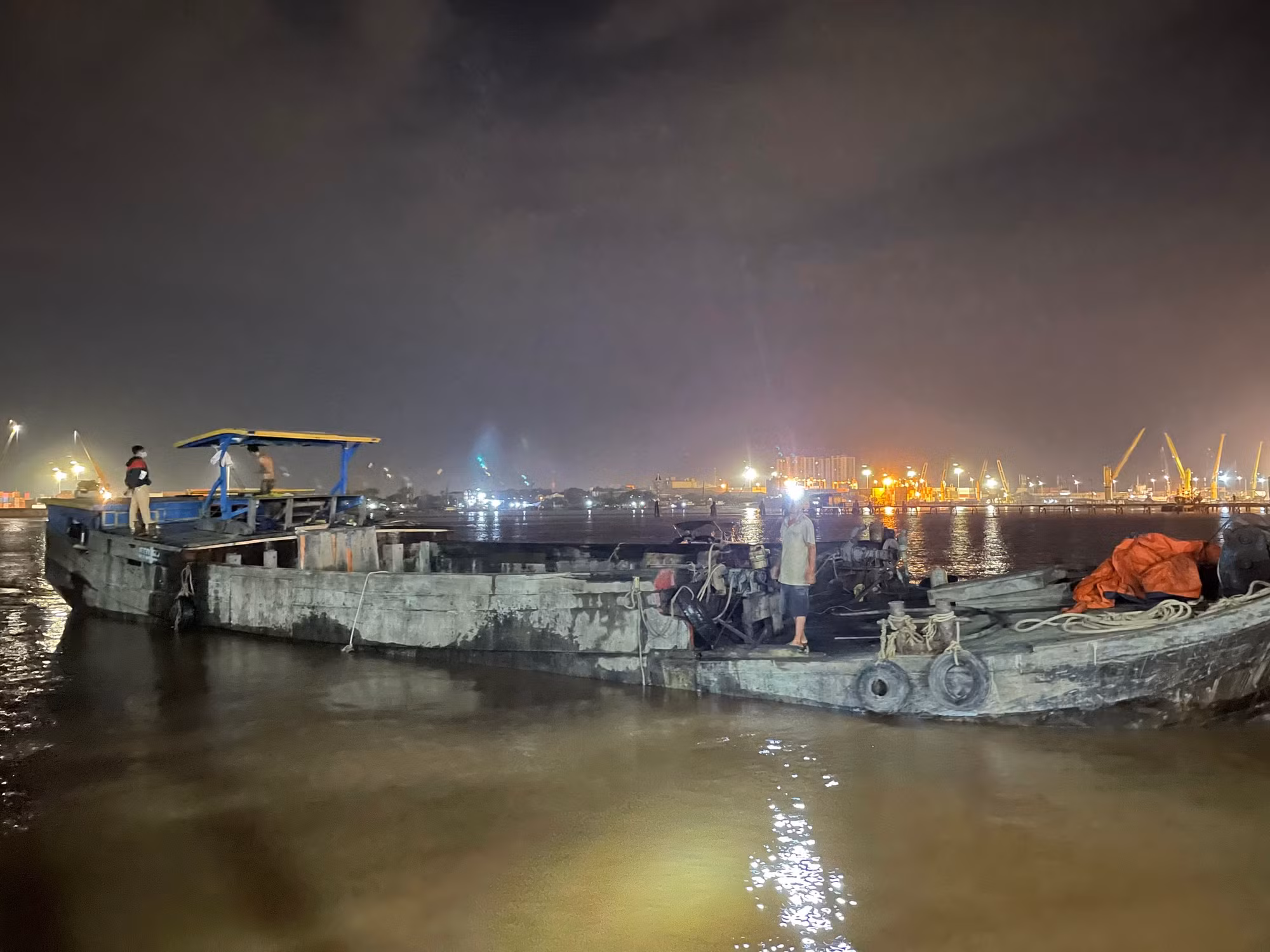 Sà lan tông vào thuyền của vợ chồng người đánh cá trong đêm khiến 1 người tự vong -0