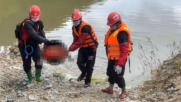 Tìm thấy thi thể cháu trai 2 tuổi trên sông cách nhà 30km sau 7 ngày mất tích