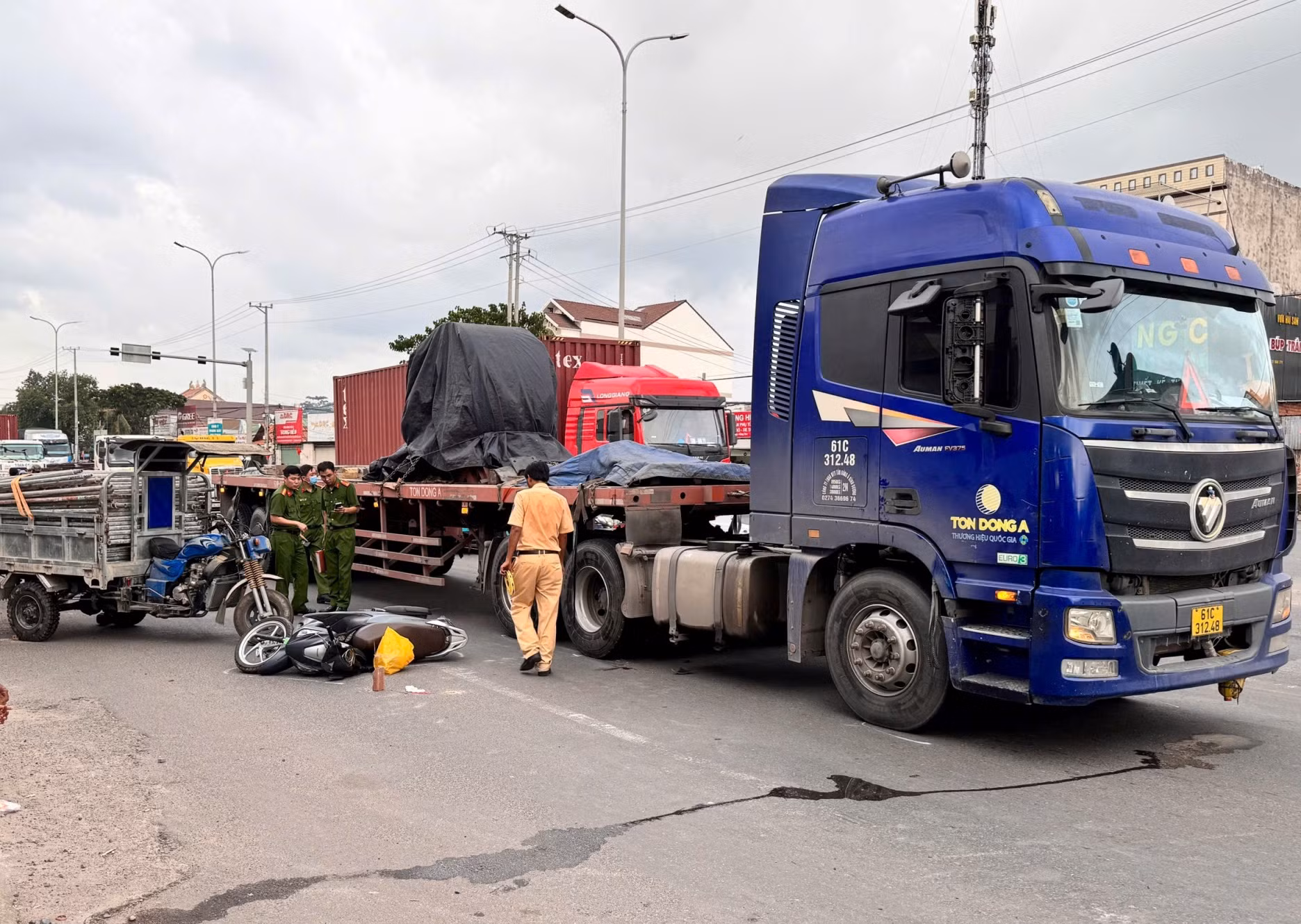 Va chạm với xe đầu kéo, một người phụ nữ tử vong tại chỗ -0