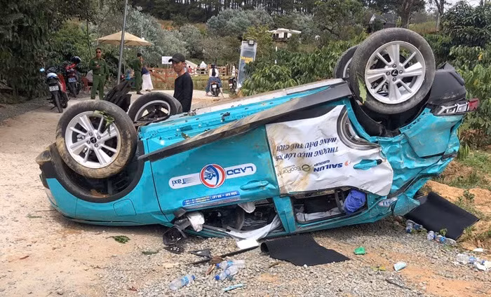 Taxi bất ngờ lao như tên, 4 người thương vong -0