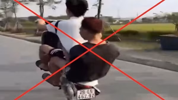 Từ thông tin trên Zalo, CSGT xử phạt 2 nam thanh niên “bốc đầu” xe mô tô