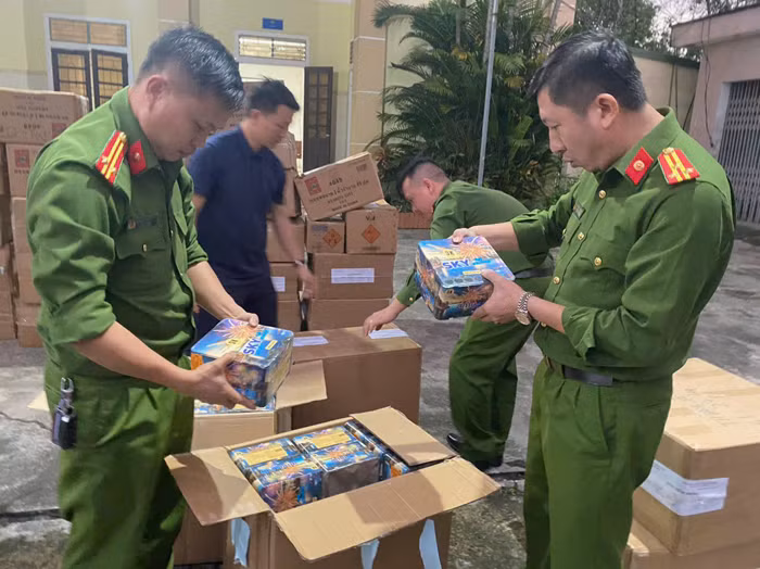 Triệt xóa đường dây buôn bán, vận chuyển 2.200kg pháo -0