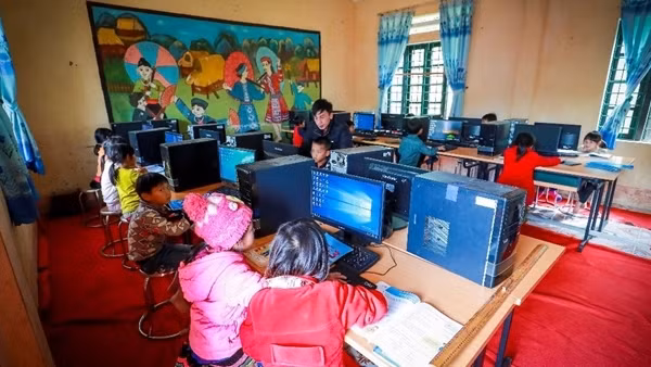 Những người mang Internet đến với học sinh nghèo: “Ánh mắt thầy và trò khiến chúng tôi nhớ mãi”