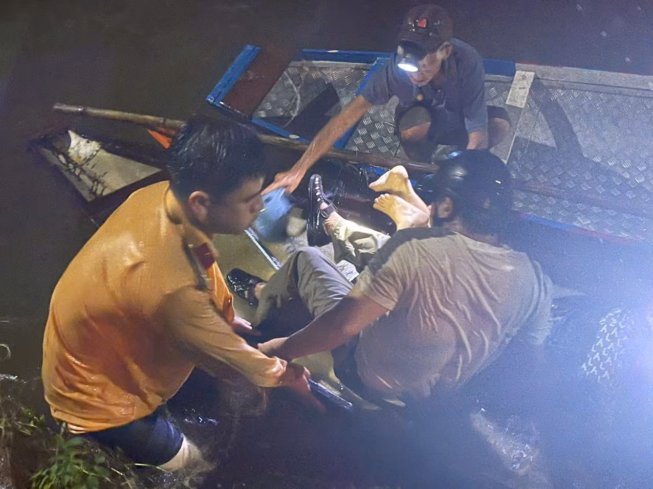 Công an huyện cứu 3 người bị ngã xuống khu vực đường nội đồng trong đêm tối -0