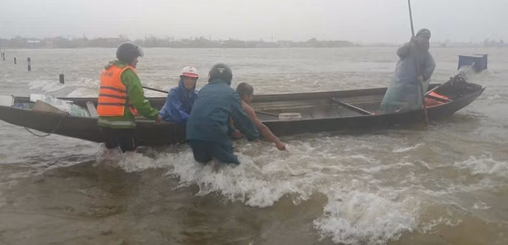 Kịp thời cứu người đàn ông bị nước lũ cuốn trôi ở vùng 