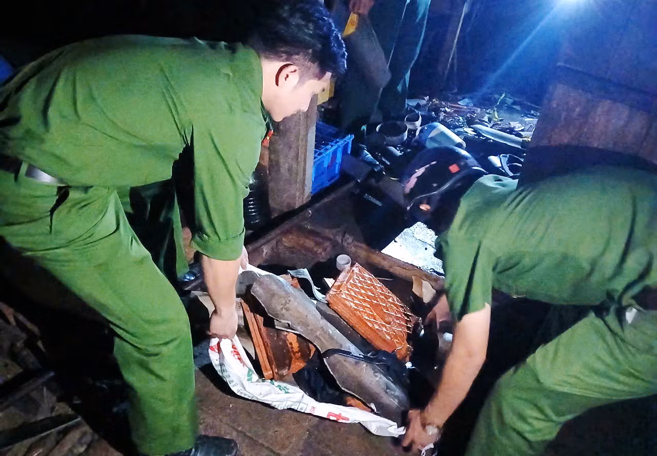  Công an thị xã Đông Hòa giúp dân khắc phục hậu quả lốc xoáy -0