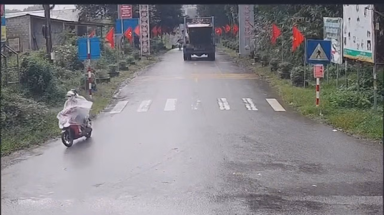 Xe chở rác rơi xuống sông khi qua cầu treo Bình Thành, 2 người mất tích -0