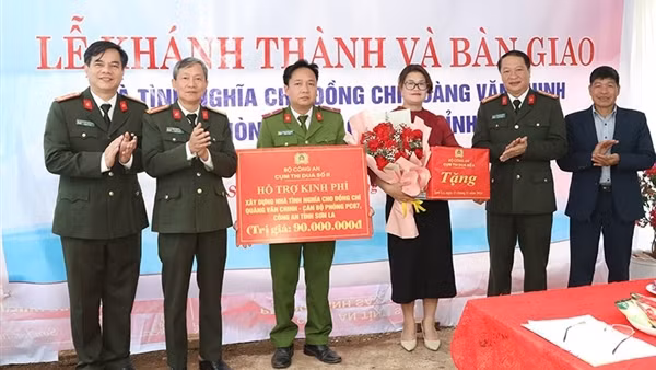 Cụm thi đua số II – Bộ Công an trao nhà “Nghĩa tình đồng đội”
