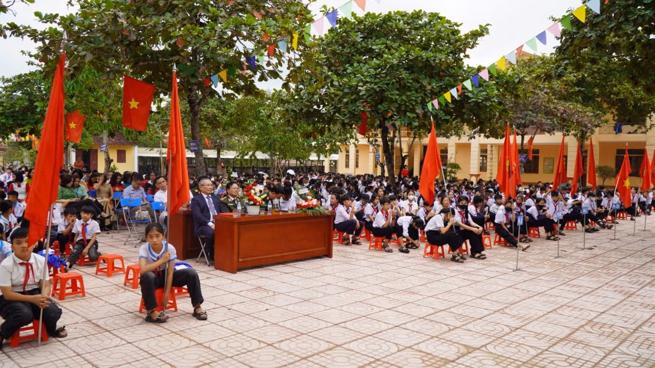 Thắp sáng và chắp cánh ước mơ cho học trò vượt khó học giỏi -0